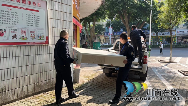 泸县综合行政执法局:专项整治齐发力,市容市貌展新颜(图4) 清理玉龙路门市转角处的废旧物1.jpg