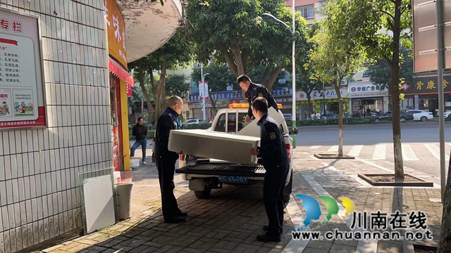 泸县综合行政执法局:专项整治齐发力,市容市貌展新颜(图5) 清理玉龙路门市转角处的废旧物2.jpg