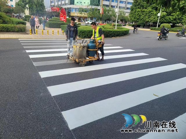 泸县：更新道路标志标线，助力文明城市创建