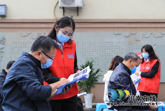 “满天星”法治志愿者小分队现场宣传法律知识宣传.jpg