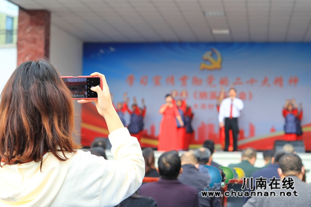 村民在现在观看活动.jpg