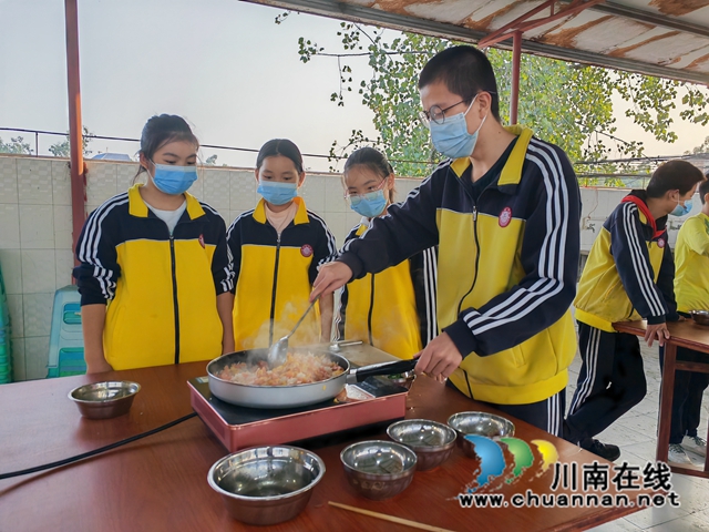 孩子们学做饭菜（曾佐然摄）.jpg