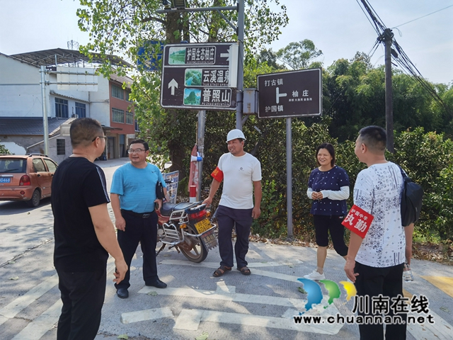 黄克云校长（左二）慰问森林防灭火执勤人员 .jpg