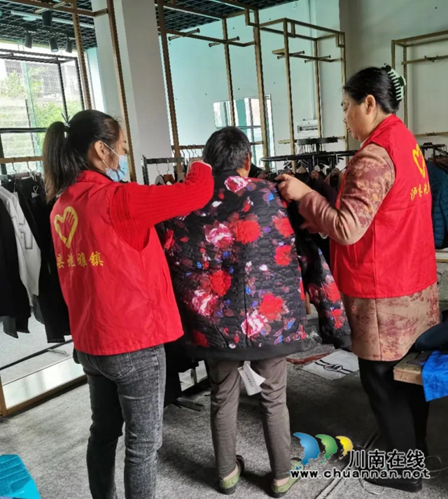 泸县兆雅镇：热心乡贤献爱心，困难群众添新衣