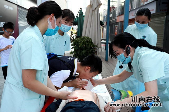 向群众科普急救常识.jpg