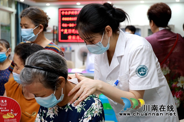 为居民进行免费理疗.jpg