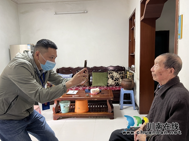 龙马潭区：服务窗口到家门，足不出户办好证