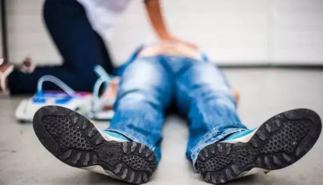【突发】又一人猝死,身体发出这些信号,要警惕!(图4) 4.jpg
