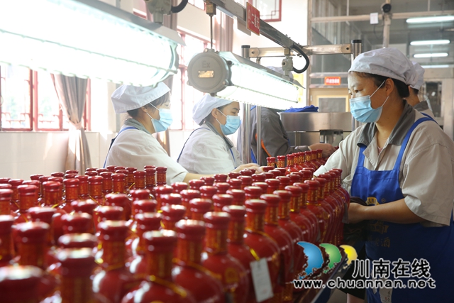 4在玉蝉酒业包装车间工人正在紧张地进行作业.JPG