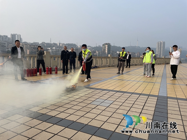 江阳区北城街道城垣社区开展冬季消防安全演练活动