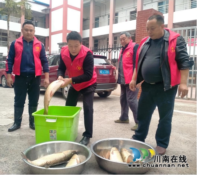 合江县法王寺镇：乡贤送鱼汤，鲜在嘴里暖在心里