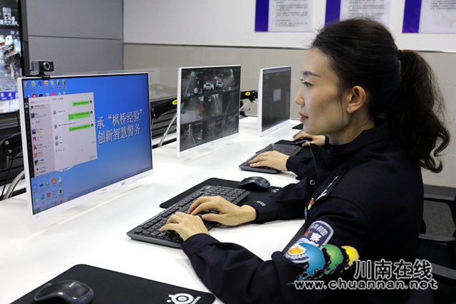 11月16日，在红星街道大驿坝社区警务室，9个可切换的显示屏，通过安装在警务室内的监控平台，让整个辖区的实时情况尽收眼底，民警郭奔也正通过微信为辖区居民答疑解惑。.JPG