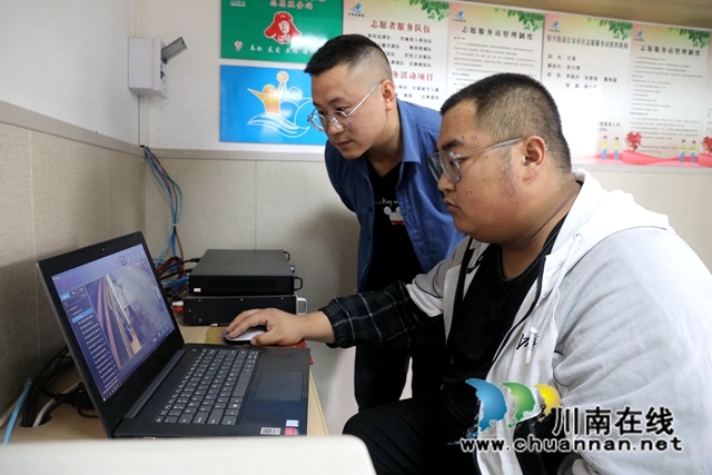 专职网格员正在查看监控视频.JPG