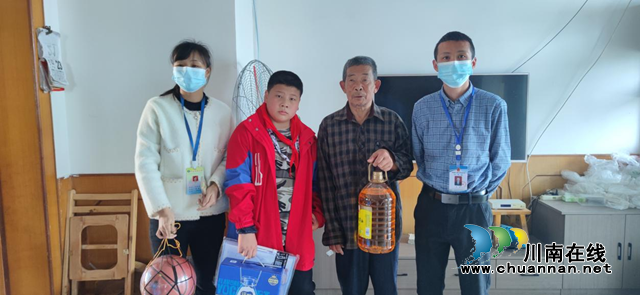 泸县：人大代表送关怀，情暖困难学子心