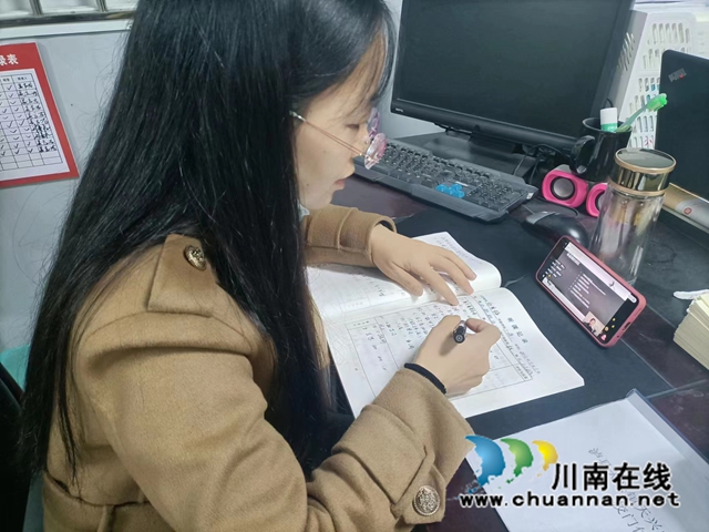 泸县组织收看致公党公益师训讲座直播