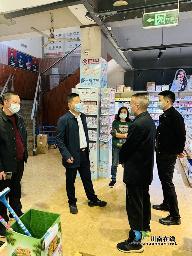 叙永县副县长谢伟带队督查商超消防安全和疫情防控工作