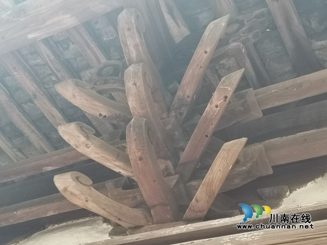 圆通寺的斗拱（曾佐然摄）.jpg
