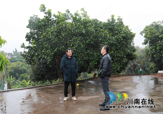 3：“法律明白人”王佐正在拜访村民.JPG