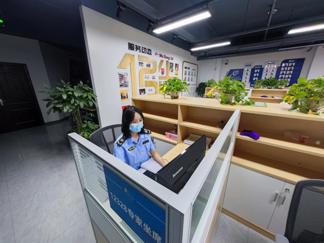 重拳出击!泸州交通执法和市场监管部门联合整治巡游出租车计价违法行为(图2) 车2.png