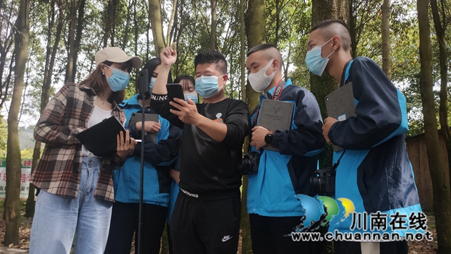 古蔺县新的社会阶层新媒体人士、古蔺县网络媒体分会主要负责人李骁和同事们一起.jpg
