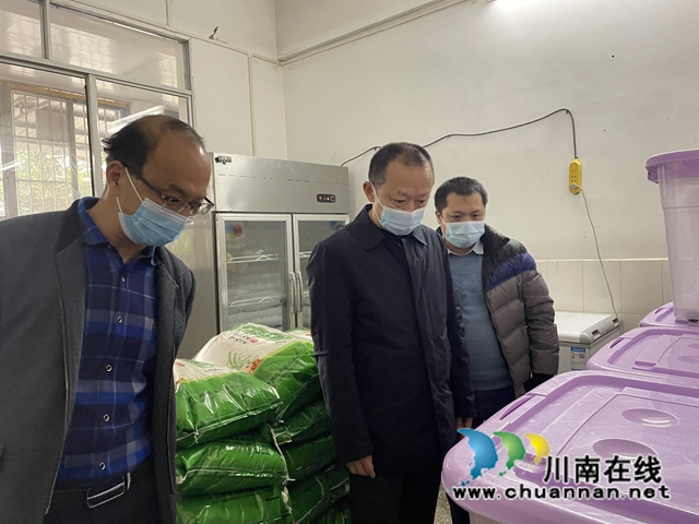 曾一洴到泸县百和镇百和中心小学校督导食品安全“两个责任”工作落实情况