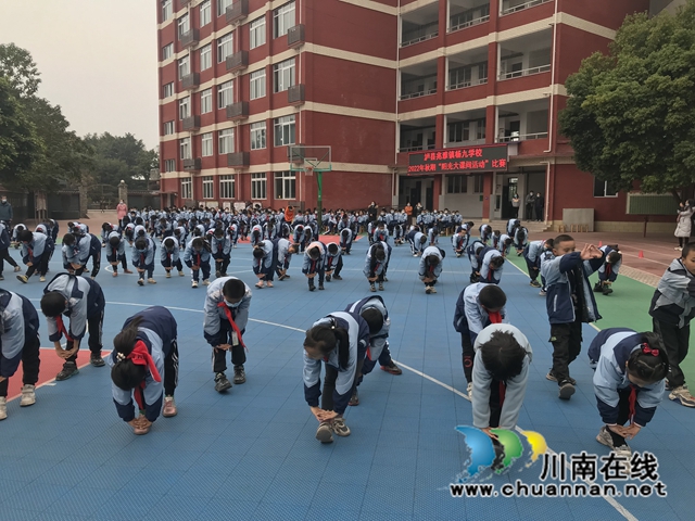 阳光课间，活力四射——泸县兆雅镇杨九学校举办了“阳光大课间活动”比赛 (6).jpg