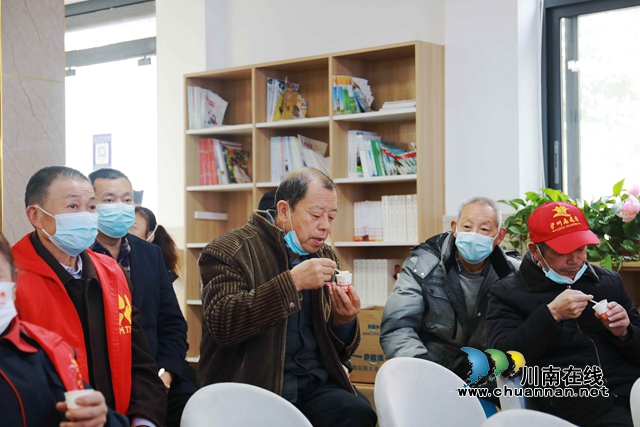 社区居民品尝泸州肥儿粉.JPG
