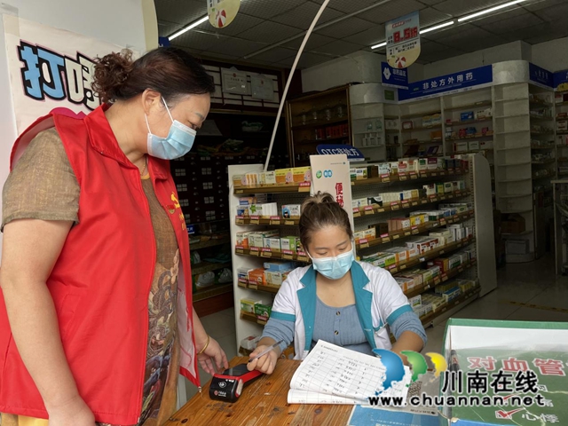 泸县喻寺镇爱心企业家开展疫情防控宣传