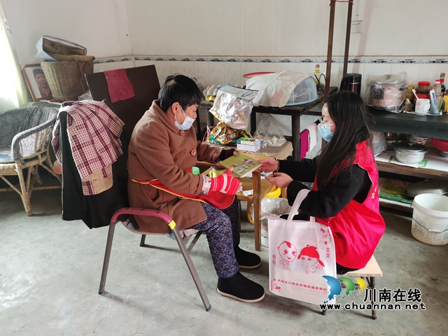 江阳区华阳街道：残联送书上门，丰富精神生活