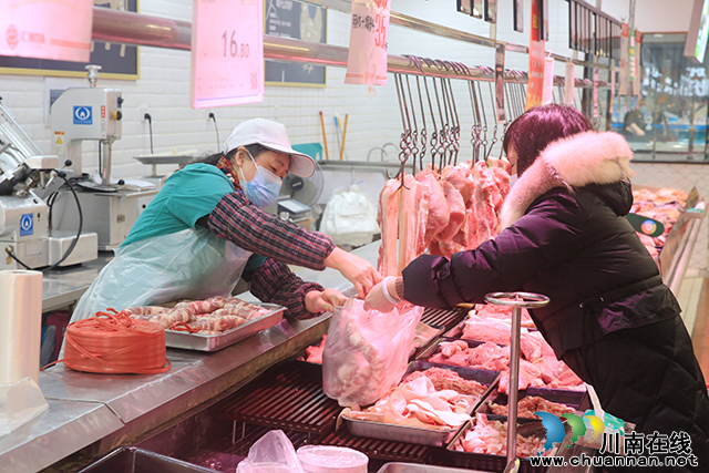 鲜肉货架旁，售货员正在帮助顾客将商品装袋.jpg