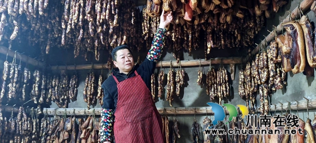 图2：明建平和他熏制的腊肉.jpg