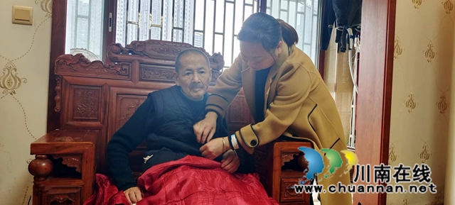 江阳区黄舣镇：好儿媳照料瘫痪公公24年感动乡邻
