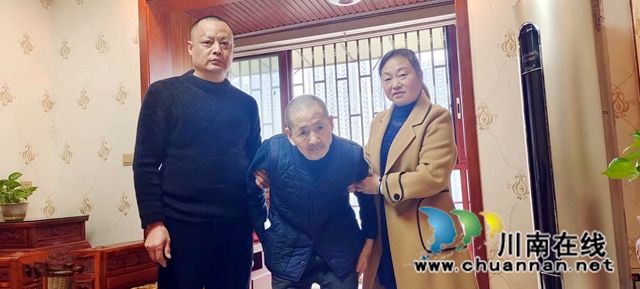 图2：刘秀贵夫妇和公公一起.jpg