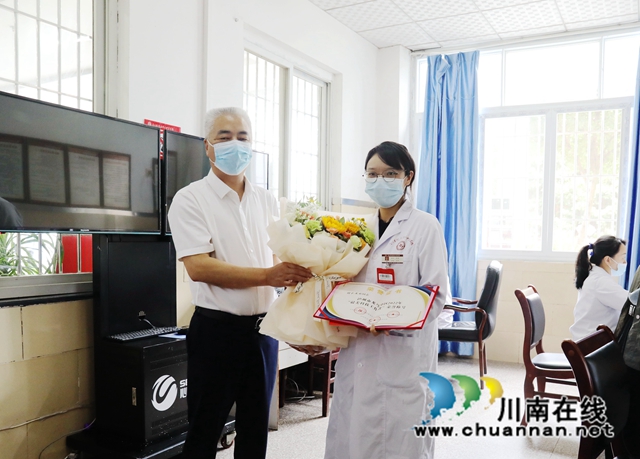 区人大常委会主任黄月桂慰问科技工作者2.JPG