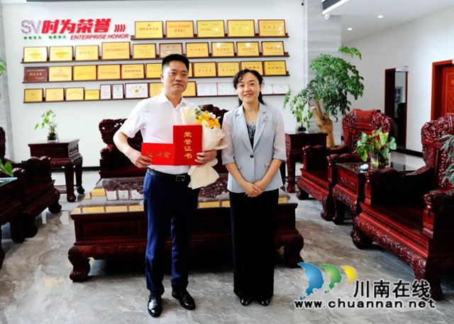 区委书记涂曲平慰问人才.jpg