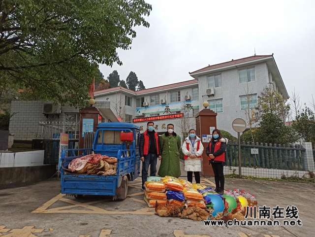泸县云锦镇：爱心乡贤为敬老院老人送温暖