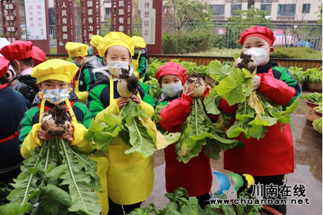 泸县城东小学校：蔬菜义卖暖高原