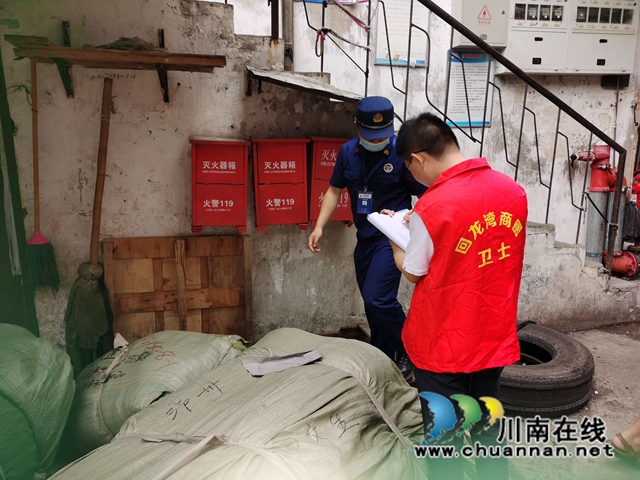 “商圈卫士”正在进行消防安全检查.jpg