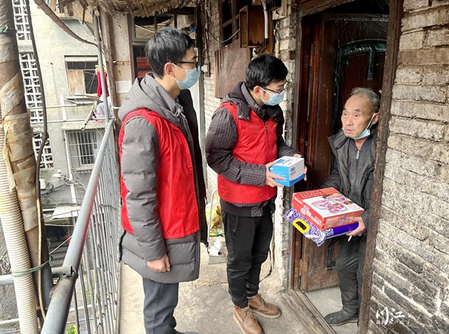 暖！服务高龄老人、独居老人、残疾人等，泸州这个社区成立“爱心服务队”