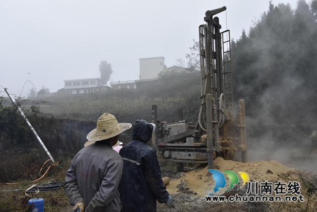 古蔺县丹桂镇：乡贤助力钻深井，汩汩清水入户来