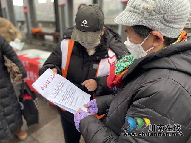 龙马潭区小市街道杜家街社区团支部开展《泸州市生活垃圾分类管理条例》宣传活动
