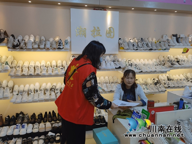 青春志愿爱在社区！龙马潭区小市街道回龙湾社区团委开展垃圾分类宣传活动