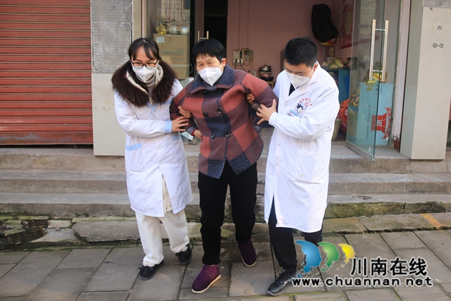 4曾邦科和同事扶着卢正书老人上车.jpg