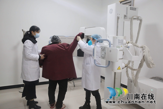 3在小市街道社区卫生服务中心，杨凤钦老人正在接受进一步检查.jpg
