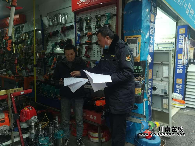 龙马潭区综合行政执法局：拆除违规牌匾，清除安全隐患