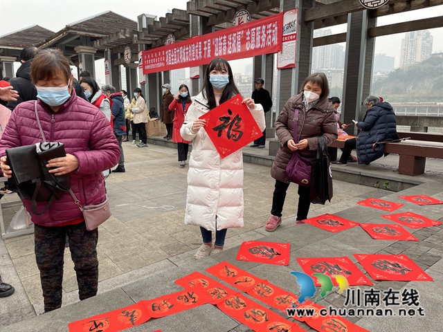 龙马潭区杜家街社区开展“迎新春 送祝福”志愿服务活动