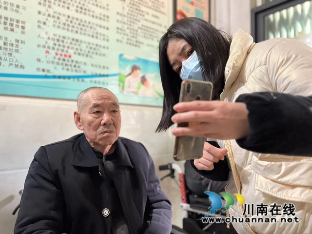 龙马潭区小市街道上大街社区：待遇认证“送上门”，安心过个团圆年