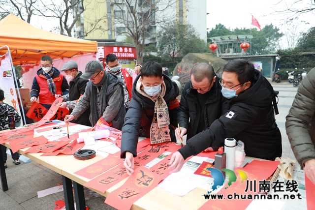 江阳区华阳街道：玉兔迎新春，暖阳照锦年
