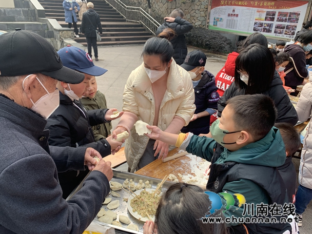 一同包饺子.jpg