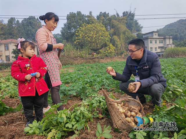 纪检干部陈凌与村民交谈（曾佐然摄）.jpg